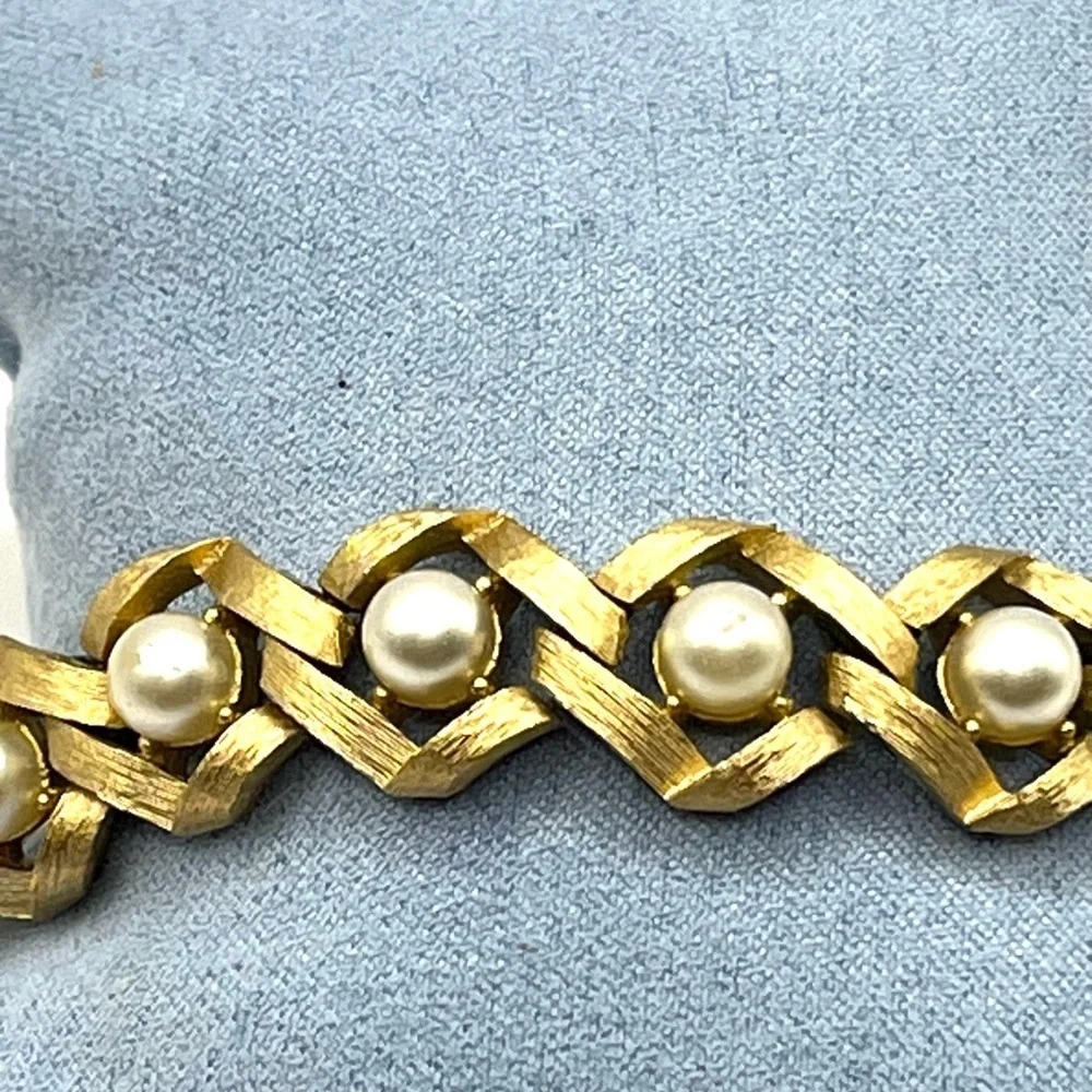 Vintage Crown Trifari Looped Pearls Brushed Gold Tone Bracelet 7 in
